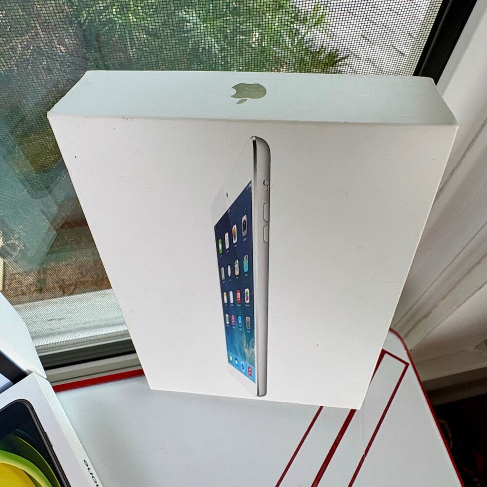Lot of 4 EMPTY Apple Boxes, iPad iPhone SE AirPods Pro Packaging - Picture 10 of 14